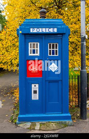 Glasgow, Écosse - 12 octobre 2021: Une boîte de police d'époque sur la place de la cathédrale dans la belle ville de Glasgow, en Écosse.la boîte est maintenant utilisée comme un Banque D'Images