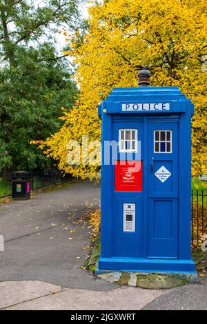 Glasgow, Écosse - 12 octobre 2021: Une boîte de police d'époque sur la place de la cathédrale dans la belle ville de Glasgow, en Écosse.la boîte est maintenant utilisée comme un Banque D'Images