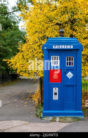 Glasgow, Écosse - 12 octobre 2021: Une boîte de police d'époque sur la place de la cathédrale dans la belle ville de Glasgow, en Écosse.la boîte est maintenant utilisée comme un Banque D'Images