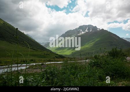 Beau paysage avec des montagnes vertes et ciel nuageux Banque D'Images