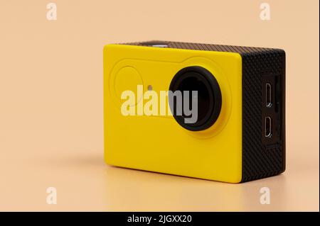 Caméra embarquée compacte avec grand angle de vue jaune Banque D'Images