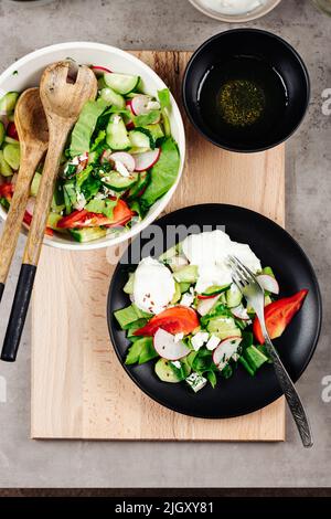 Bols de salade de légumes avec tomates, concombre, radis, avocat et fromage. Banque D'Images