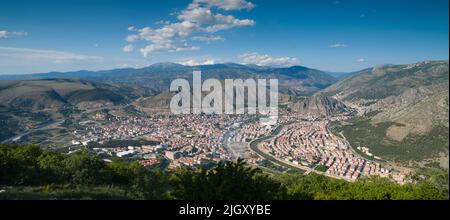 L'été dans l'après-midi. Vue panoramique sur la ville d'Amasya depuis le sommet. Turquie Banque D'Images