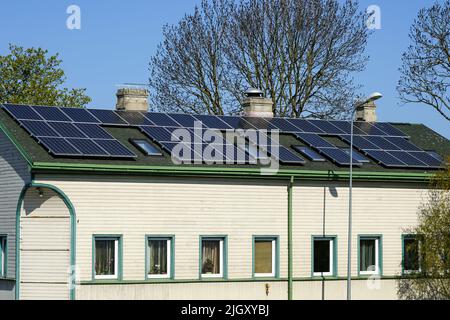 De nombreux panneaux solaires photovoltaïques montés sur l'ancien grand toit de maison en bois, toit de panneaux solaires Banque D'Images