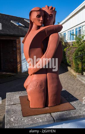 Gretna Green, Écosse - 15 octobre 2021 : sculpture d'un couple embrassant à Gretna Green, Écosse, Royaume-Uni. L'endroit est célèbre pour les couples en développement Banque D'Images