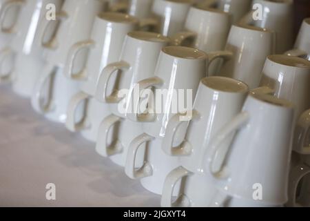 Vues générales sur les tasses et soucoupes dans un hôtel de Sussex, Royaume-Uni. Banque D'Images