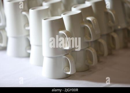 Vues générales sur les tasses et soucoupes dans un hôtel de Sussex, Royaume-Uni. Banque D'Images