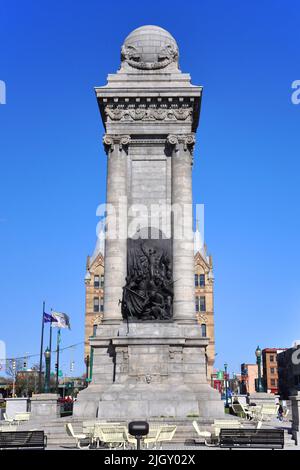 Le Monument des soldats et des marins est un monument des Beaux-Arts situé sur la place Clinton au centre-ville de Syracuse, État de York, États-Unis. Banque D'Images