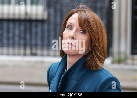 Londres, Royaume-Uni. 07th juillet 2022. Kay Burley, présentateur de Sky News, sur Downing Street, dans le centre de Londres. Crédit : SOPA Images Limited/Alamy Live News Banque D'Images