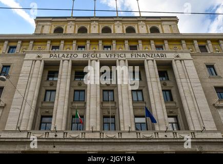 Extérieur du bâtiment du Bureau financier (Palazzo degli Uffici Finanziari, 1931) dans le centre-ville de Gênes, Ligurie, Italie Banque D'Images