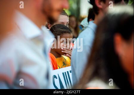 Washington, États-Unis d'Amérique. 13th juillet 2022. Une fille rejoint les victimes et les survivants des récentes fusillades de masse à Uvalde, Texas et Highland Park, Illinois, lors du quatrième rassemblement près du Capitole des États-Unis en mars, appelant à des contrôles universels des antécédents pour les armes à feu et à une interdiction des armes d'assaut à Washington, DC, mercredi, 13 juillet 2022. Crédit: Rod Lamkey/CNP/Sipa USA crédit: SIPA USA/Alay Live News Banque D'Images