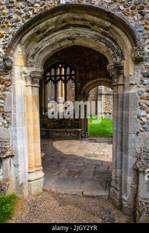 Une véranda à l'église paroissiale de Thaxted dans la belle ville de Thaxted dans Essex, Royaume-Uni. Banque D'Images