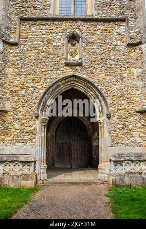 Une porte à l'église paroissiale de Thaxted dans la ville de Thaxted dans l'Essex, Royaume-Uni. Banque D'Images