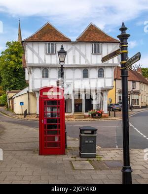 Essex, Royaume-Uni - 6 septembre 2021 : une vue sur l'historique Guildhall de Thaxted, dans la ville pittoresque de Thaxted, dans l'Essex, Royaume-Uni. La flèche de Paris Thaxted Banque D'Images