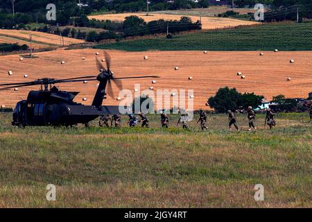 Mihail Kogalniceanu, Roumanie. 5th juillet 2022. Des soldats de la Brigade mécanisée roumaine de 9th chargent un Faucon noir de UH60M avec la compagnie Bravo, le bataillon d'hélicoptères d'assaut de 3-227 pendant le mouvement aérien et l'entraînement d'assaut aérien. Une formation régulière en matière d'interopérabilité avec les partenaires et alliés de l'OTAN renforce la confiance et la capacité de dissuasion et de défense. (Image de crédit : © Taylor Criswell/U.S. Service de presse militaire/ZUMA) Banque D'Images