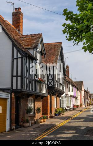 Essex, Royaume-Uni - 6 septembre 2021: Une vue sur la rue Castle dans la ville historique de marché de Saffron Walden dans l'Essex, Royaume-Uni. Banque D'Images