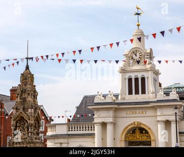 Essex, Royaume-Uni - 6 septembre 2021 : vue sur la bibliothèque et la Croix du marché dans la belle ville de Saffron Walden, Essex, Royaume-Uni. Banque D'Images