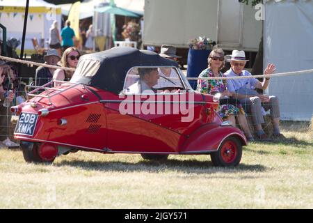 Une voiture classique est visible au Tendring Hundred Show 2022, dans l'Essex, le premier événement agricole du comté. Banque D'Images