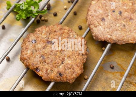 Hamburgers frits sur le gril. Pose à plat. Arrière-plan rouillé Banque D'Images