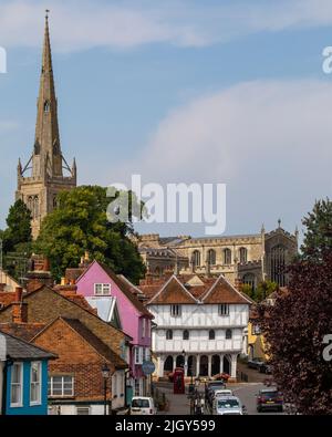 Essex, Royaume-Uni - 6 septembre 2021: Une scène pittoresque dans la ville de Thaxted dans Essex, Royaume-Uni. La vue inclut le Guildhall de Thaxted et la flèche de Thaxted Banque D'Images