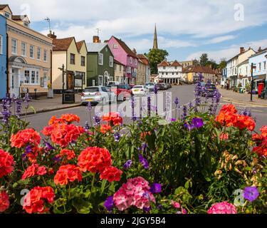 Essex, Royaume-Uni - 6 septembre 2021: Une scène pittoresque dans la ville de Thaxted dans Essex, Royaume-Uni. La vue inclut le Guildhall de Thaxted et la flèche de Thaxted Banque D'Images