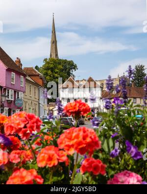 Une scène pittoresque dans la ville de Thaxted dans Essex, Royaume-Uni. La vue inclut le Guildhall de Thaxted et la flèche de l'église paroissiale de Thaxted. Banque D'Images