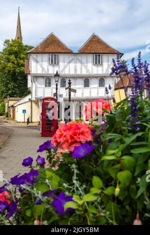 Une scène pittoresque dans la ville de Thaxted dans Essex, Royaume-Uni. La vue inclut le Guildhall de Thaxted et la flèche de l'église paroissiale de Thaxted. Banque D'Images