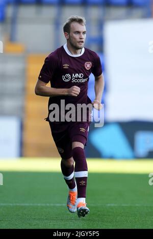 Birkenhead, Royaume-Uni. 13th juillet 2022. Nathaniel Atkinson du coeur de Midlothian regarde dessus. Match d'avant-saison, Tranmere Rovers v Hearts au parc de Prenton, Birkenhead, Wirral, le mercredi 13th juillet 2022. Cette image ne peut être utilisée qu'à des fins éditoriales. Utilisation éditoriale uniquement, licence requise pour une utilisation commerciale. Aucune utilisation dans les Paris, les jeux ou les publications d'un seul club/ligue/joueur.pic par Chris Stading/Andrew Orchard sports Photography/Alamy Live News crédit: Andrew Orchard sports Photography/Alamy Live News Banque D'Images