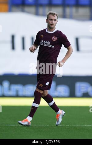 Birkenhead, Royaume-Uni. 13th juillet 2022. Nathaniel Atkinson du coeur de Midlothian regarde dessus. Match d'avant-saison, Tranmere Rovers v Hearts au parc de Prenton, Birkenhead, Wirral, le mercredi 13th juillet 2022. Cette image ne peut être utilisée qu'à des fins éditoriales. Utilisation éditoriale uniquement, licence requise pour une utilisation commerciale. Aucune utilisation dans les Paris, les jeux ou les publications d'un seul club/ligue/joueur.pic par Chris Stading/Andrew Orchard sports Photography/Alamy Live News crédit: Andrew Orchard sports Photography/Alamy Live News Banque D'Images