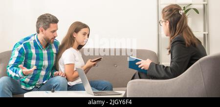 Psychologue donner un traitement familial pour papa maman et fille fille, psychologie. Père inquiet parler à la famille psychologue au sujet de téléphone enfant accro Banque D'Images