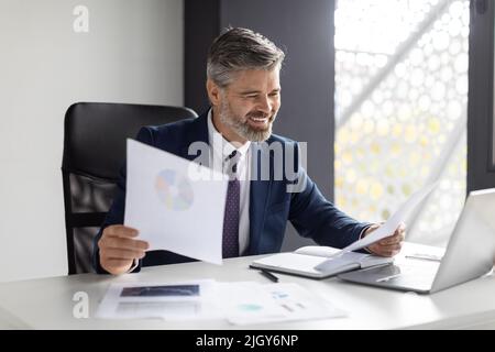 Portrait d'un homme d'affaires mature qui a réussi à travailler avec des documents dans un bureau moderne Banque D'Images