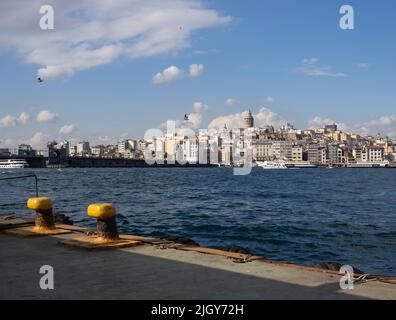 Vue sur Karakoy, la Tour de Galata et la Corne d'Or depuis la côte d'Eminonu à Istanbul, Turquie Banque D'Images