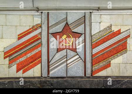 Le communiste russe Hammer et Sickle de l'ancienne Union soviétique à Kiev, Ukraine Banque D'Images