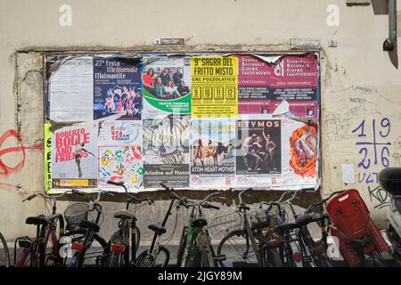 Affiche Billboard dans la rue latérale Oltrarno Florence Italie Banque D'Images