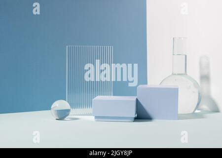 Podium géométrique abstrait de divers matériaux, fond bleu ombres dures. Minimalisme Banque D'Images