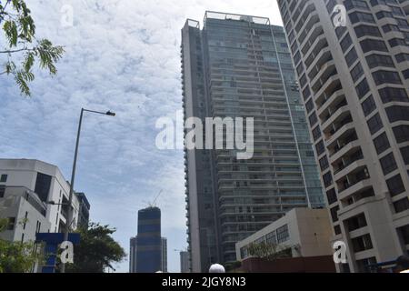 Bâtiments de haute élévation dans la ville de Colombo, la capitale commerciale et la plus grande ville de Sri Lanka par la population. Selon la Brookings institution, la région métropolitaine de Colombo compte 5,6 millions d'habitants et 752 993 000 habitants dans la municipalité. C'est le centre financier de l'île et une destination touristique. Sri Lanka. Banque D'Images