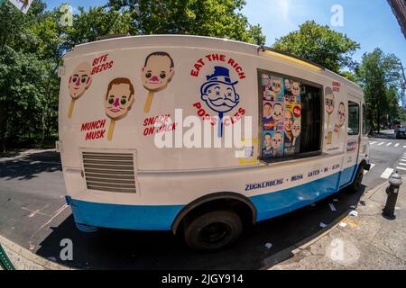 Le camion de glace réaffecté « Eat the Rich », stationné mercredi dans Greenwich village de New York, 13 juillet 2022 vend des pop-glaces sous la forme de portraits de divers milliardaires, Bill Gates, Jack Ma, Jeff Bezos, Mark Zuckerberg et bien sûr Elon Musk. Pièce d'art conceptuelle du collectif des artistes MSCHF, les pop populaires vendent pour $10 une pop et sont destinés à stimuler la conversation, entre autres sujets, sur la répartition inégale de la richesse. (© Richard B. Levine) Banque D'Images