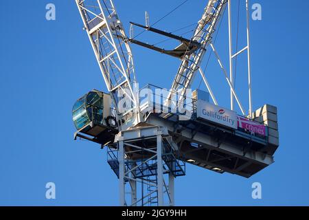 Un gros plan d'une tour de grue sur les appartements du pont Monk à Leeds est actuellement en construction Banque D'Images