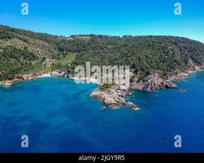 Vue aérienne sur Megali Ammos ou grande plage de sable dans l'ouest de l'île d'Alonissos, Grèce, Europe Banque D'Images