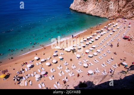 Plage de Kaputas dans la région d'Antalya, Turquie avec eau turquoise claire, parasols et plage de sable Banque D'Images