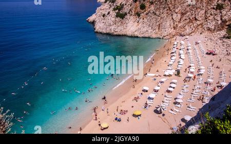Plage de Kaputas dans la région d'Antalya, Turquie avec eau turquoise claire, parasols et plage de sable Banque D'Images