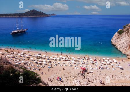 Plage de Kaputas dans la région d'Antalya, Turquie avec eau turquoise claire, parasols et plage de sable Banque D'Images