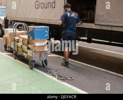 Employé de FedEx avant de se lancer dans ses rounds désignés à New York jeudi, 7 juillet 2022. (© Richard B. Levine) Banque D'Images