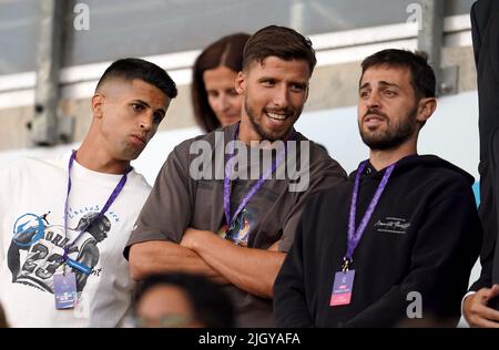 Les footballeurs portugais de Manchester City Joao Cancelo, Ruben Dias et Bernardo Silva (gauche-droite) dans les tribunes lors du match de l'UEFA pour les femmes Euro 2022 Groupe C au Leigh Sports Village. Date de la photo: Mercredi 13 juillet 2022. Banque D'Images