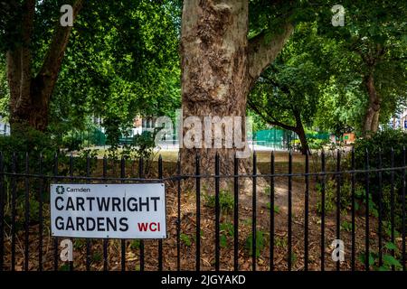 Cartwright Gardens Bloomsbury Londres. Le parc en forme de Crescent a ouvert ses portes en 1811 et a été renommé en 1908 après le réformateur politique et résident local John Cartwright. Banque D'Images