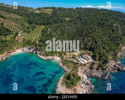 Vue aérienne sur Megali Ammos ou grande plage de sable dans l'ouest de l'île d'Alonissos, Grèce, Europe Banque D'Images