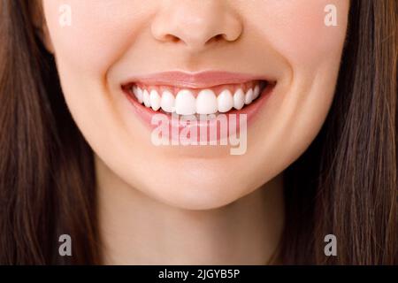 Une belle femme est souriante. Un sourire aux dents blanches. Gros plan. Banque D'Images