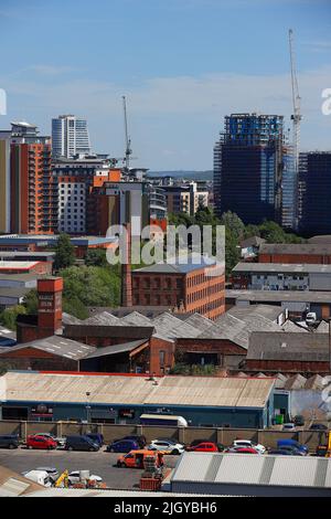 Vue sur certains immeubles du centre-ville de Leeds depuis un ascenseur sur Canal Road. Banque D'Images