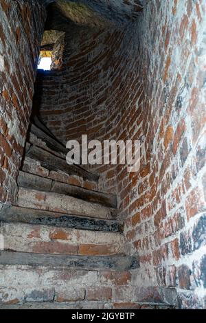 Escaliers à moitié ruinés dans l'ancienne tour. Escaliers dans la tour en ruines Banque D'Images