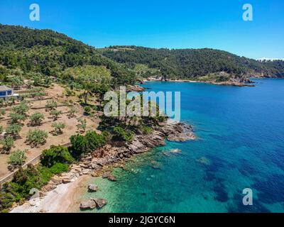 Vue aérienne sur Megali Ammos ou grande plage de sable dans l'ouest de l'île d'Alonissos, Grèce, Europe Banque D'Images